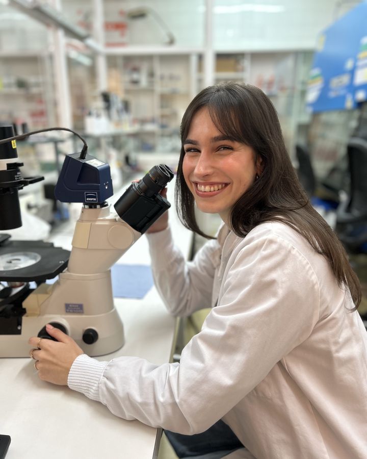 Andrea en el microscopio